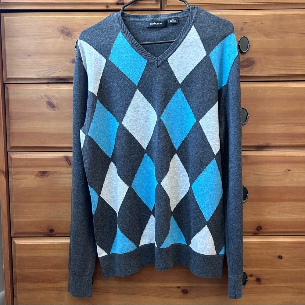 Men’s Gray w Blue Argyle Sweater V-Neck Size Medium Long Sleeve Claiborne